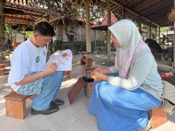 Membatik Belajar membatik di Kampung Batik Tulis Giriloyo, Yogyakarta. (Foto: Muhammad Sukardi)