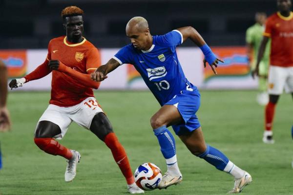 Playmaker Persib Bandung William Marcilio (10) beraksi kontra Manila Digger FC 2-1 pada play-off AFC Champions League Two (ACL 2) 2025-2026 di Stadion Gelora Bandung Lautan Api (GBLA), Rabu (13/8/2025) malam. (Foto: Persib)