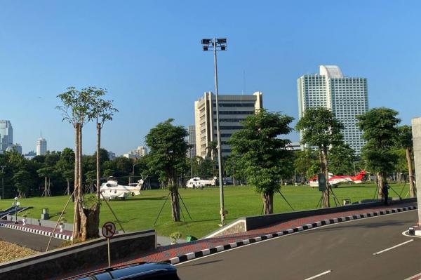 Tiga helikopter disiagakan di salah satu titik Kompleks Parlemen Senayan jelang Sidang Tahunan MPR dan Pidato Kenegaraan MPR. (Foto: Achmad Al Fiqri)