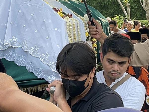 Billy Syahputra makamkan jenazah Mpok Alpa. (Foto: Ravie Wardani)