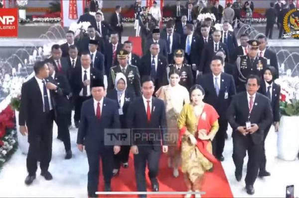 Wakil Presiden Gibran Rakabuming saat tiba di Sidang Tahunan MPR menggunakan dasi merah, Jumat (15/8/2025). (foto: screenshot)
