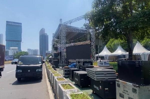 Panggung Pesta Rakyat 2 Salah satu panggung yang didirikan di Jalan Jenderal Sudirman untuk gelaran Pesta Rakyat HUT ke-80 RI besok, Minggu (17/8/2025). (Foto: Ari Sandita)