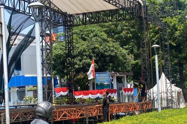 Penampakan panggung yang didirikan untuk gelaran Pesta Rakyat HUT ke-80 RI besok, Minggu (17/8/2025). (Foto: Ari Sandita)