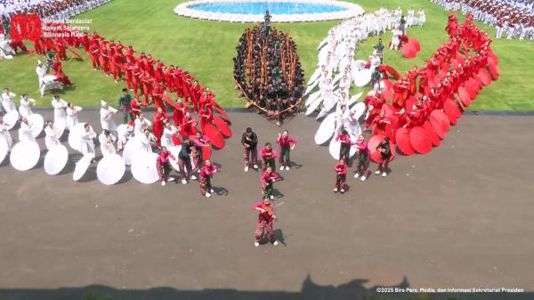 Tari Pacu Jalur hebohkan Istana Merdeka. (Foto: Youtube)
