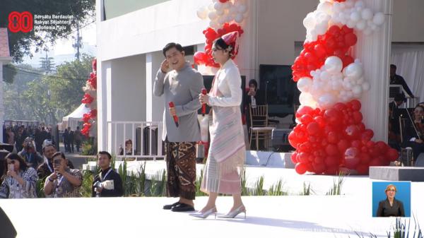 Penampilan Cakra dan Isyana Penampilan Cakra Khan dan Isyana Sarasvati di Istana Merdeka. (Foto: Youtube)