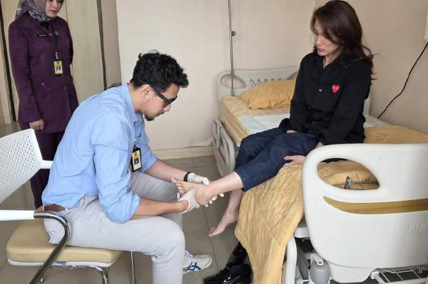Ussy Sulistiawaty di rumah sakit. (Foto: Instagram)