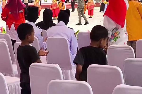 Viral 2 Bocah di Gowa Pungut Sisa Makanan usai Upacara HUT RI, Miris dan Bikin Haru!