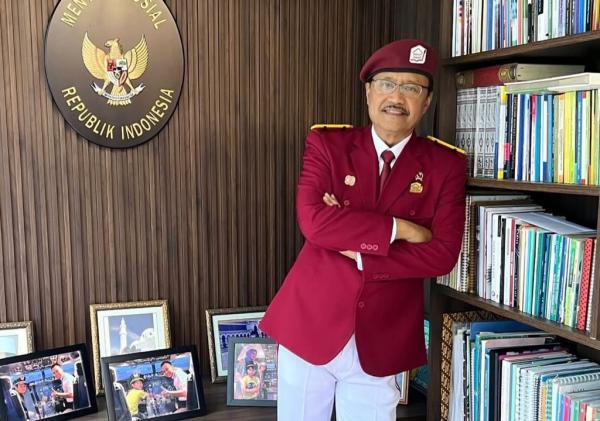 Menteri Sosial Syaifullah Yusuf (Gus Ipul) memperk Menteri Sosial Syaifullah Yusuf (Gus Ipul) memperkenalkan jas almamater Sekolah Rakyat. (Foto: IG. Kemensos)