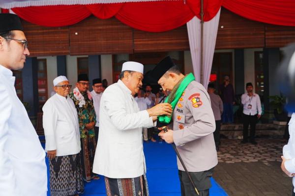Kapolri Jenderal Listyo Sigit Prabowo bersilaturahmi dengan pimpinan Ponpes Langitan Tuban, KH Ubaidillah Faqih atau Gus Ubed di Ponpes Langitan, Tuban, Jawa Timur, Rabu (20/8/2025). (Foto: Humas Polri)