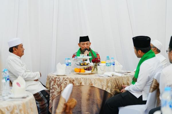 Kapolri Jenderal Listyo Sigit Prabowo bersilaturahmi dengan pimpinan Ponpes Langitan Tuban, KH Ubaidillah Faqih atau Gus Ubed di Ponpes Langitan, Tuban, Jawa Timur, Rabu (20/8/2025). (Foto: Humas Polri)