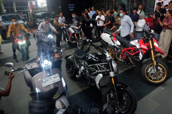Deretan sepeda motor merek Ducati dan Vespa yang disita terkait OTT Wamenaker Immanuel Ebenezer. (Foto: Isra Triansyah)