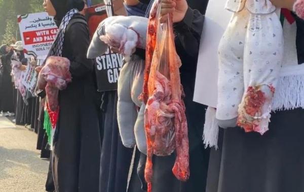 Umat Islam di Bandung menggelar aksi teatrikal penderitaan Rakyat Gaza Palestina. (Foto: iNew) 