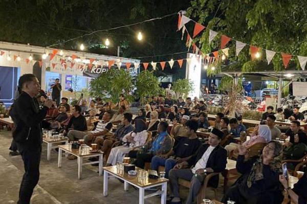 Pasangan Calon Bupati dan Wakil Bupati Bangka Aksan Visyawan-Rustam Jasli (Arus) menggelar diskusi publik bersama Gen Z di Warung Kopi Pemuda, Sungailiat, Kabupaten Bangka, Provinsi Kepulauan Bangka Belitung (Babel). (Foto: Ist)