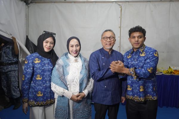 Pengisi acara Silet Open Up dan Diva Aurel. (Foto: YouTube/iNews)