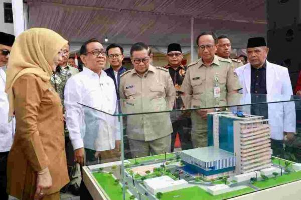 Gubernur DKI Jakarta Pramono Anung bersama Menko PMK Pratikno saat menginisiasi pembangunan RS Royal Batavia Cakung di Cakung, Jakarta Timur, Senin (25/8/2025). (Foto: Ist)