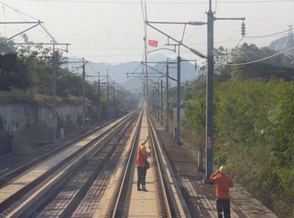Whoosh Sempat Terhenti Akibat Layang-Layang, KCIC Imbau Warga Tak Bermain di Jalur Rel