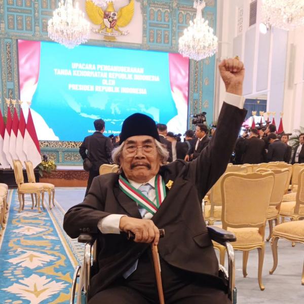 Jaja Miharja dianugerahkan tanda kehormatan Bintang Budaya Paramadharma oleh Prabowo. (Foto: Instagram)