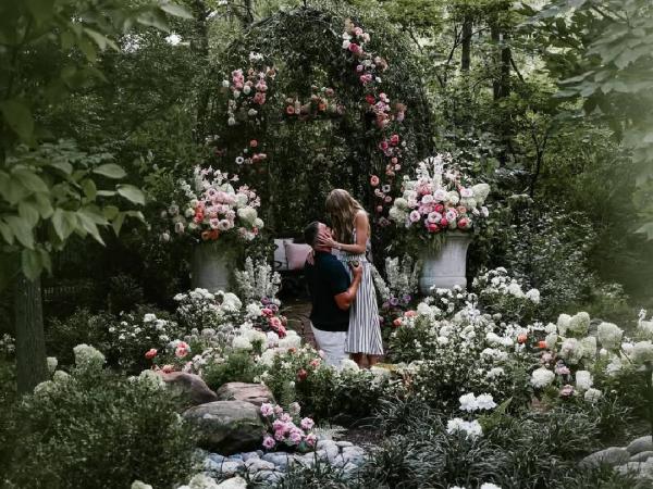 Momen tunangan Taylor Swift dan Travis Kelce. (Foto: Instagram)