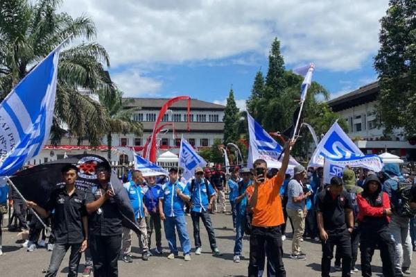 Buruh Jabar Demo Suarakan 6 Tuntutan dan Tolak Kenaikan Tunjangan Anggota DPR