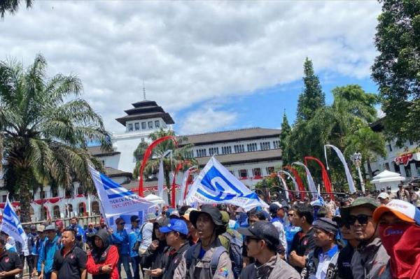 Buruh di Jabar Demo Kepung Gedung Sate, Polisi Antisipasi Kelompok Penyusup