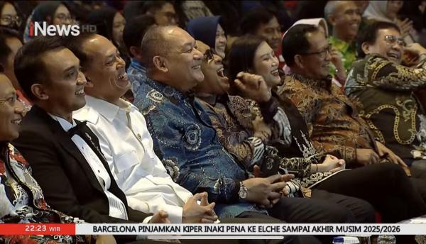 Sejumlah tamu penting tertawa mendengar materi stand up Atte di Pemimpin Daerah Awards 2025. (Foto: iNews)