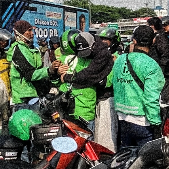 Atta Halilintar memeluk driver ojol yang turun dalam aksi di depan Gedung DPR. (Foto: Instagram)
