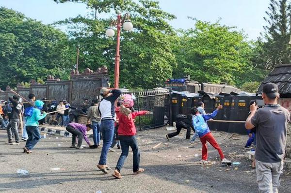 Demo di Jambi Ricuh, Massa Mahasiswa dan Warga Rusak Gedung DPRD