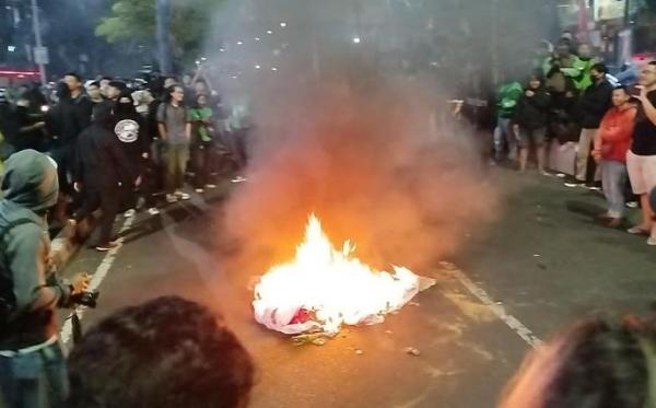 Massa Ojol Kepung Polresta Malang dengan Blokade Jalan hingga Bakar Ban