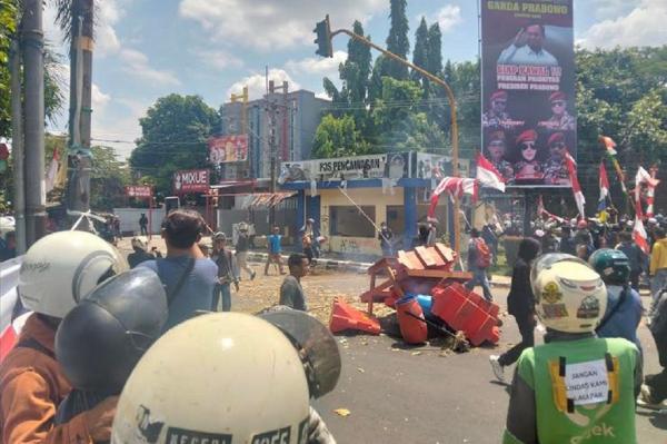 Demo Ricuh di Cirebon, Massa Bakar Ban hingga Rusak Polsek Sumber dan Pos Polisi