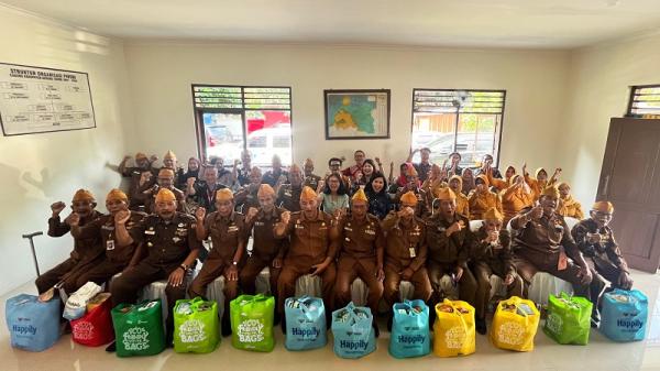 Alfamart dan Happily berbagi bersama veteran. (Foto: dok Alfamart)