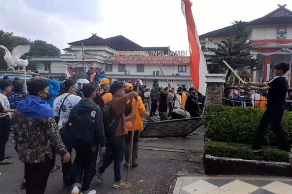 Demo Ricuh Rusak Gedung DPRD Jambi, Kerugian Ditaksir Capai Rp2,6 Miliar