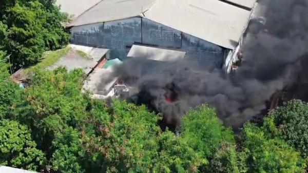 Gudang dan Mes Karyawan di Bekasi Ludes Terbakar