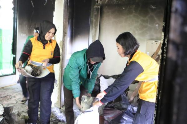 Ditlantas Polda Metro Jaya bersama-sama elemen mahasiswa menggelar aksi bersih-bersih pos polisi yang rusak akibat tindakan anarkistis oleh kelompok perusuh pada 27 Agustus 2025 lalu. (Foto: Polda Metro)