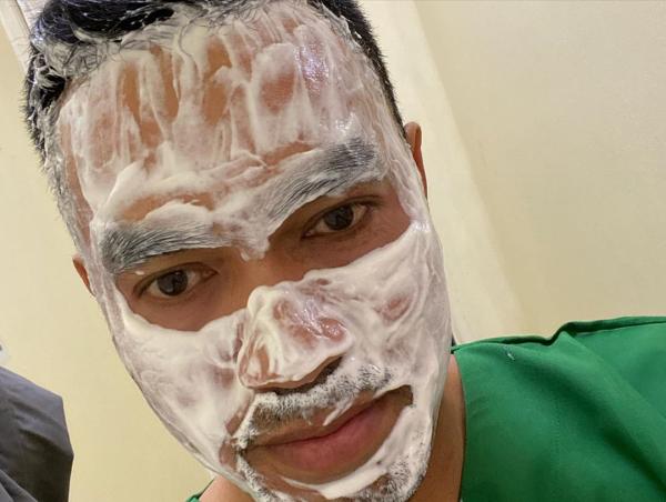 Viral foto lawas Ahmad Sahroni sedang perawatan wajah. (Foto: X)