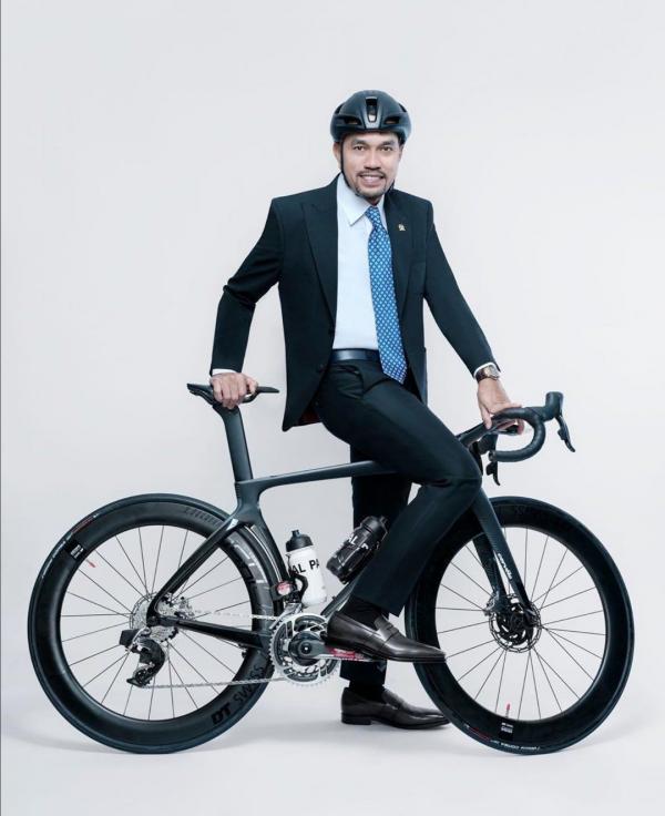 OOTD Sahroni gowes ala kantoran. (Foto: X)