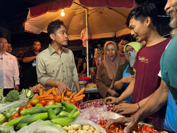 Wapres Gibran Rakabuming blusukan tengah malam ke Pasar Cipulir pada Kamis (4/9/2025) dan membeli bumbu dapur. (Foto: Setwapres)