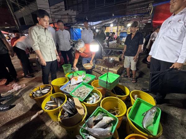 Wapres Gibran blusukan tengah malam ke Pasar Cipulir pada Kamis (4/9/2025). (Foto: Setwapres)