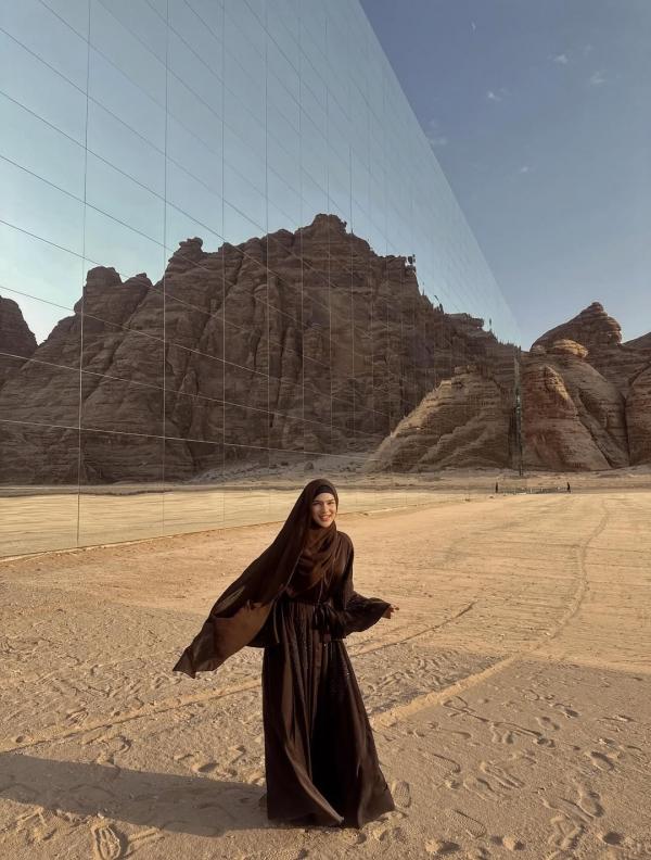 Davina Karamoy berhijab saat di Al Ula Arab Saudi. (Foto: Instagram)