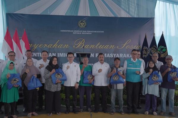 Kemenimipas Salurkan 5.000 Paket Bansos untuk Pesantren dan Nelayan di Cilacap 