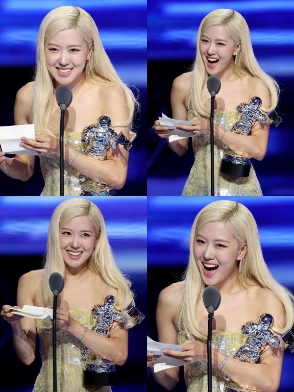 Momen Rose BLACKPINK menerima piala VMA 2025. (Foto: X)