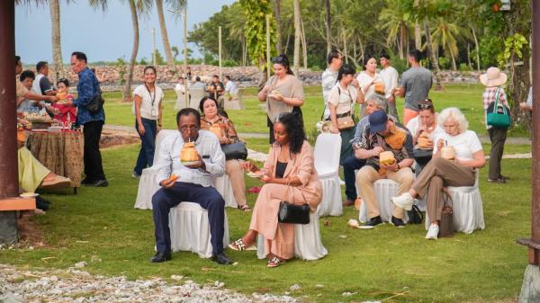 Diplomat menikmati kelapa di Tanjung Lesung. (Foto: Istimewa)