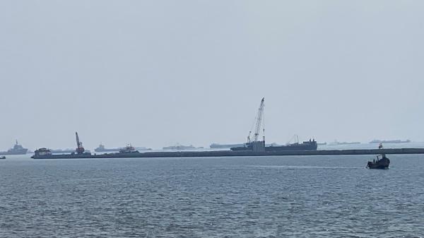 Penampakan pagar beton di pesisir Cilincing, Jakarta Utara, yang menyulitkan nelayan beraktivitas. (Foto: Danandaya Arya)