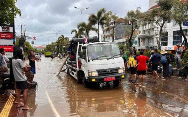Kementerian PU juga menempatkan mobile pump di titik-titik banjir untuk memastikan genangan air dapat ditangani secara cepat. (Foto: Dok. Kementerian PU)