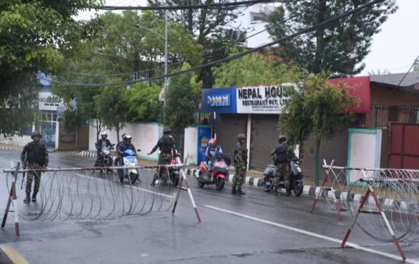 Warga Nepal Borong Sembako saat Jam Malam Dicabut