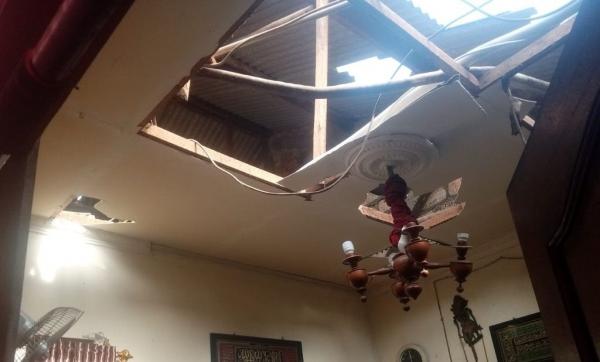 Plafon rumah di Pamulang hancur imbas ledakan hebat pada Jumat (12/9/2025). (Foto: ist)