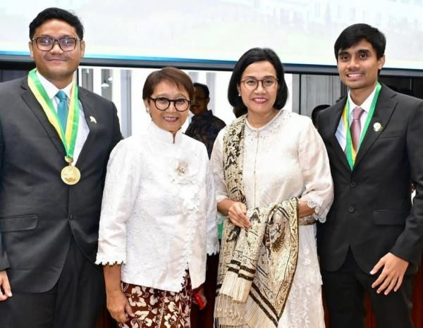 Kiri ke kanan: Bagas Adhimurda Marsudi, Retno Marsudi, Sri Mulyani, Adwin Haryo Indrawan Sumartono. (Foto: Instagram @smindrawati)