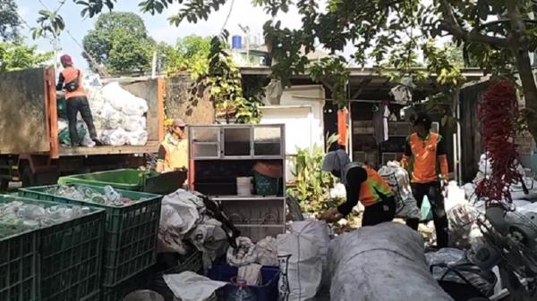 Volume sampah Kecamatan Cipayung mencapai 9 kubik per hari dan bisa melonjak hingga 30 kubik. (Foto: Yunaldi Libra).