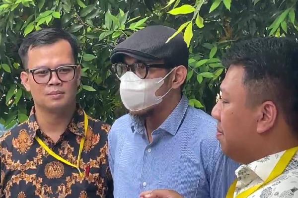 Aji Darmaji, suami mendiang Mpok Alpa, bersama kuasa hukumnya. (Foto: Ravie Wardani)