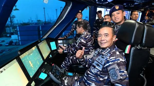 Pangkoarmada saat menyambut KRI Brawijaya-320. (Foto: Dok. TNI AL).