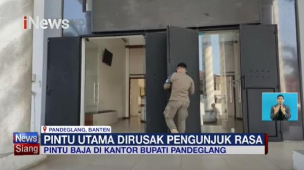Pintu Kantor Bupati Pandeglang dilapis baja tebal. (Foto: iNews).